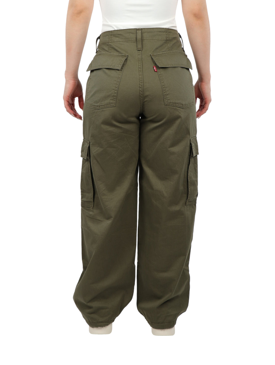 Pantalones cargo baggy color verde militar con bolsillos laterales.