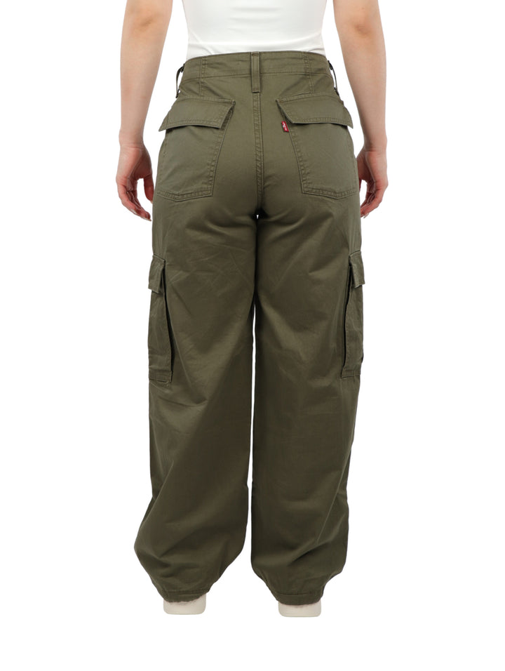 Pantalones cargo baggy color verde militar con bolsillos laterales.