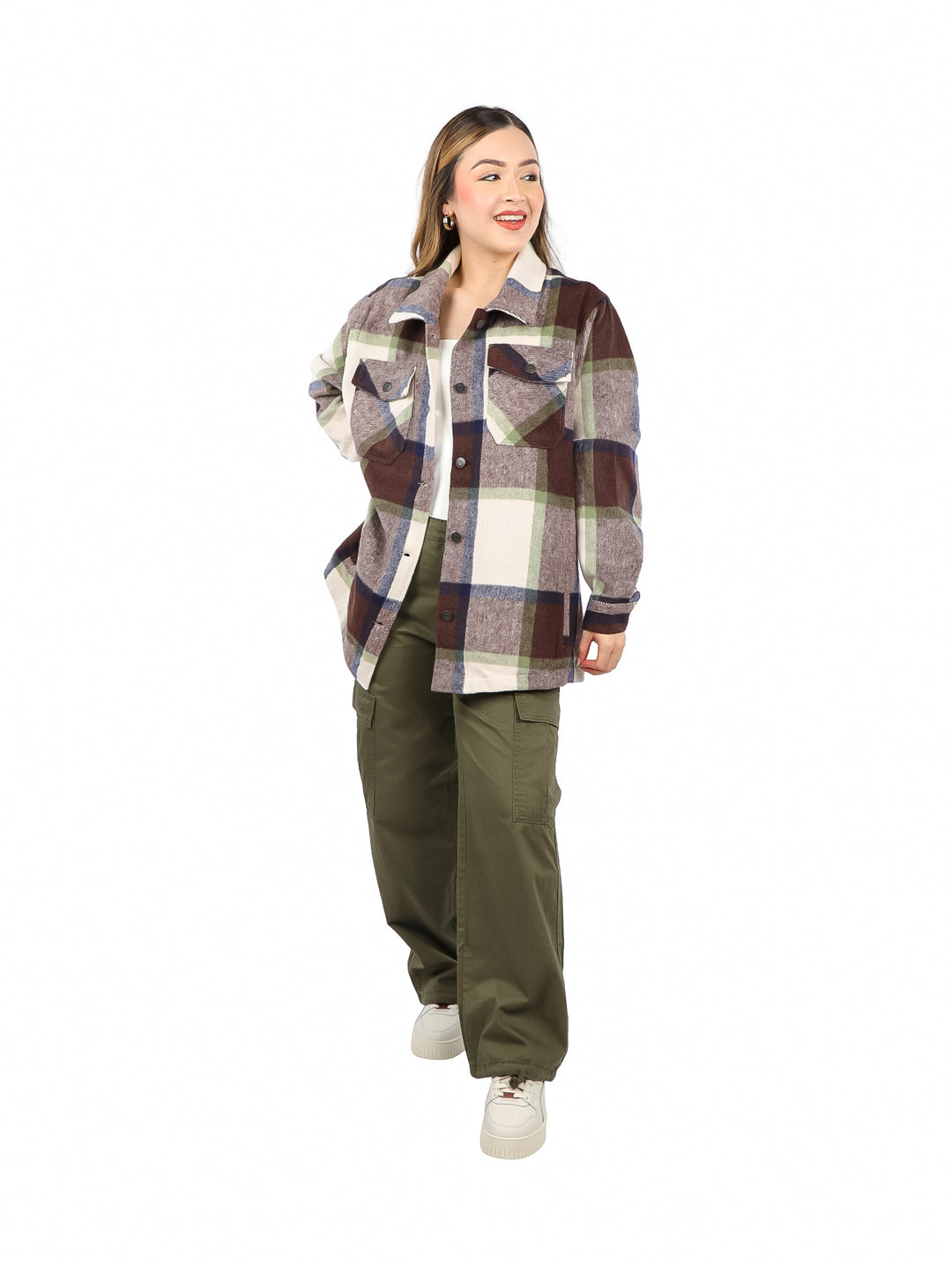 Pantalones cargo baggy color verde militar con bolsillos laterales.