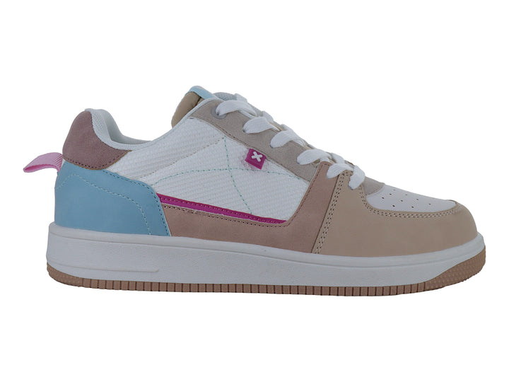 Tenis deportivos infantiles color beige y blanco con detalles en azul y rosa y suela blanca.