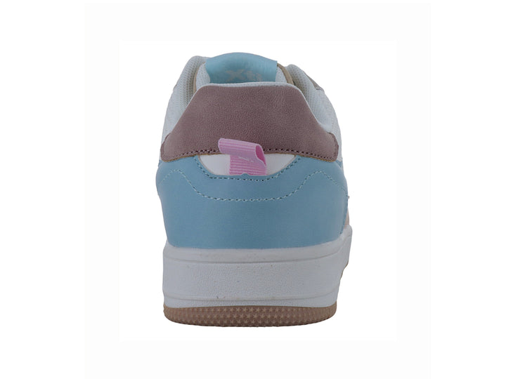Tenis deportivos infantiles color beige y blanco con detalles en azul y rosa y suela blanca.