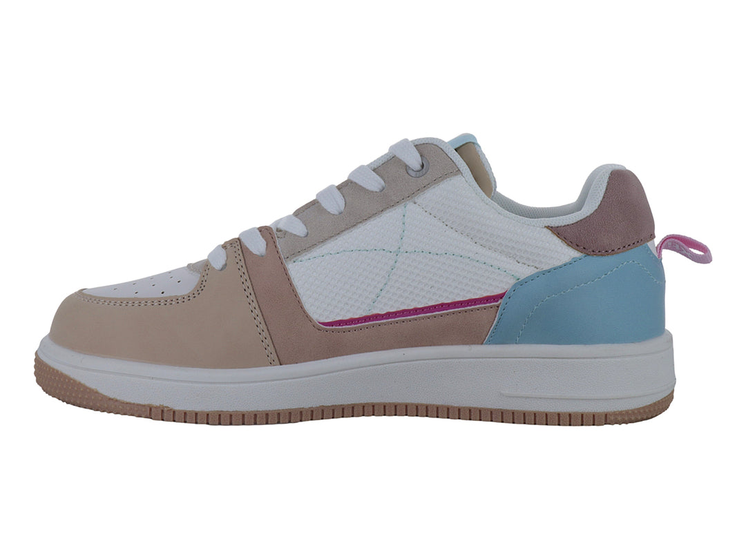 Tenis deportivos infantiles color beige y blanco con detalles en azul y rosa y suela blanca.