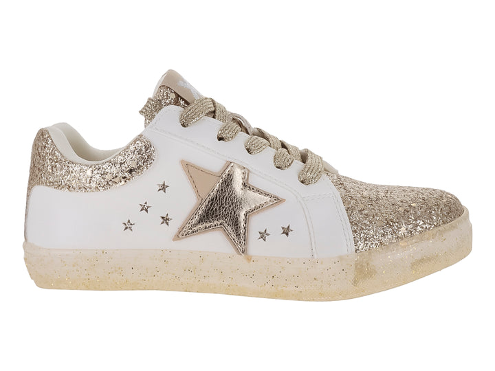 Tenis infantiles blancos con detalles brillantes en color oro, incluyendo una estrella lateral y punta brillante.