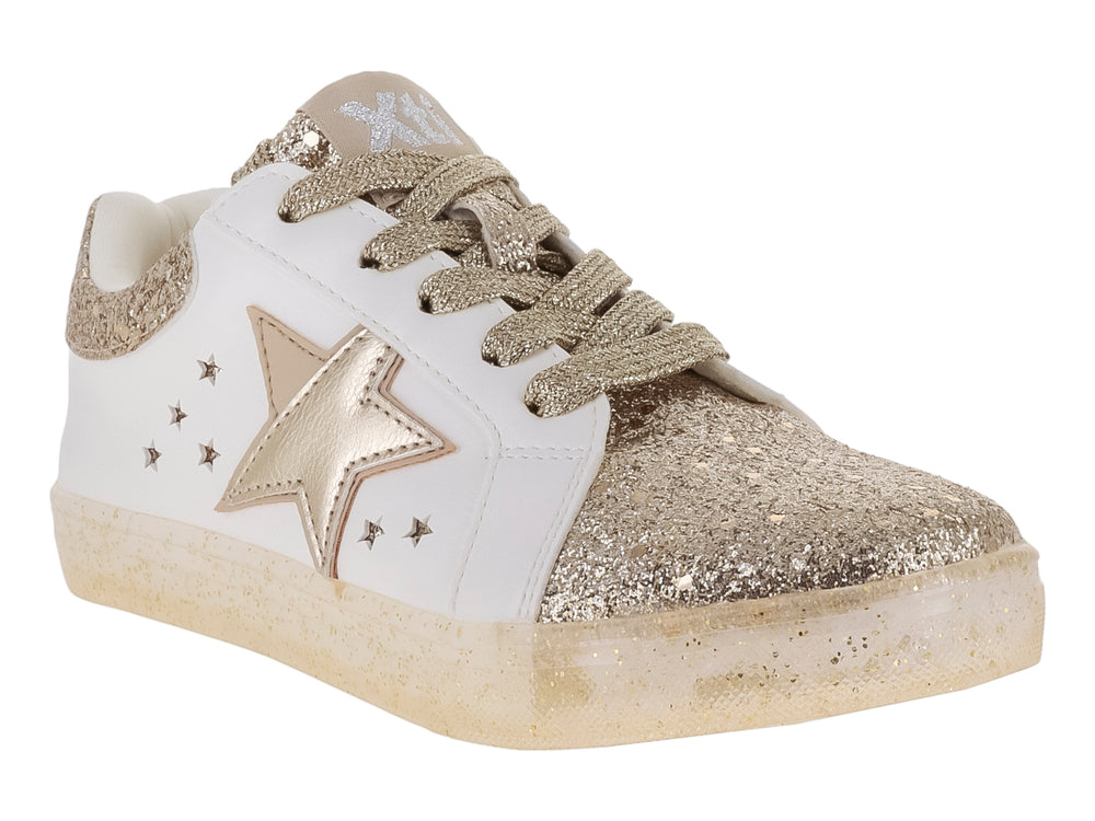 Tenis infantiles blancos con detalles brillantes en color oro, incluyendo una estrella lateral y punta brillante.