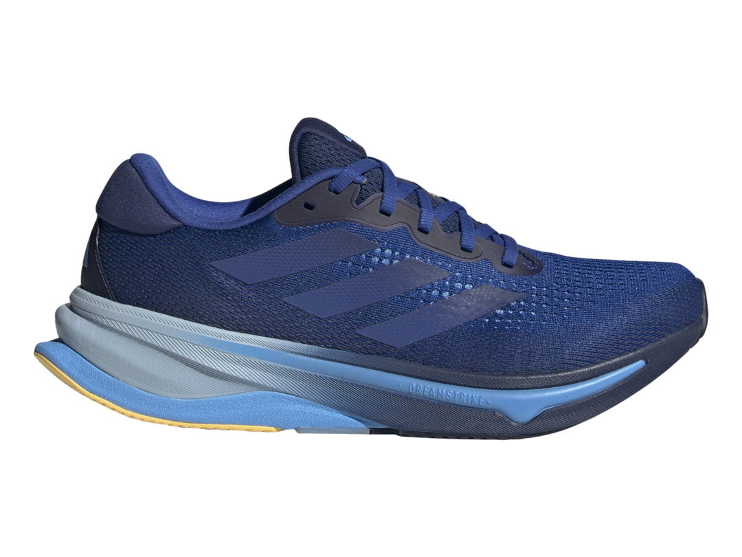Tenis deportivos Adidas Supernova Solution en color azul con suela azul claro y detalles amarillos en la base.