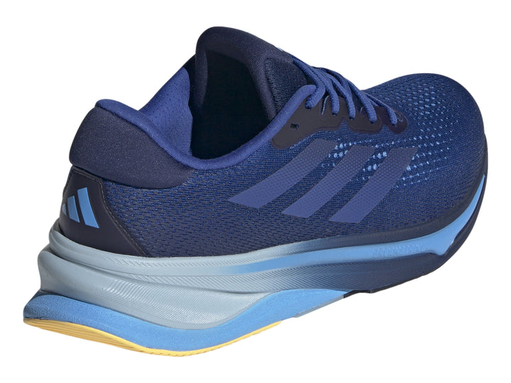 Tenis deportivos Adidas Supernova Solution en color azul con suela azul claro y detalles amarillos en la base.