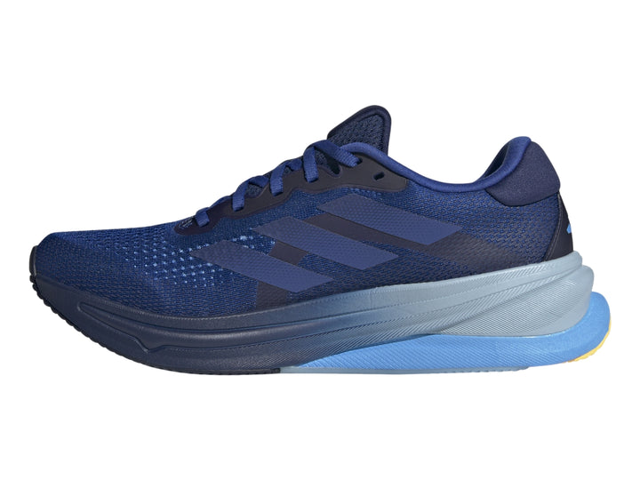 Tenis deportivos Adidas Supernova Solution en color azul con suela azul claro y detalles amarillos en la base.