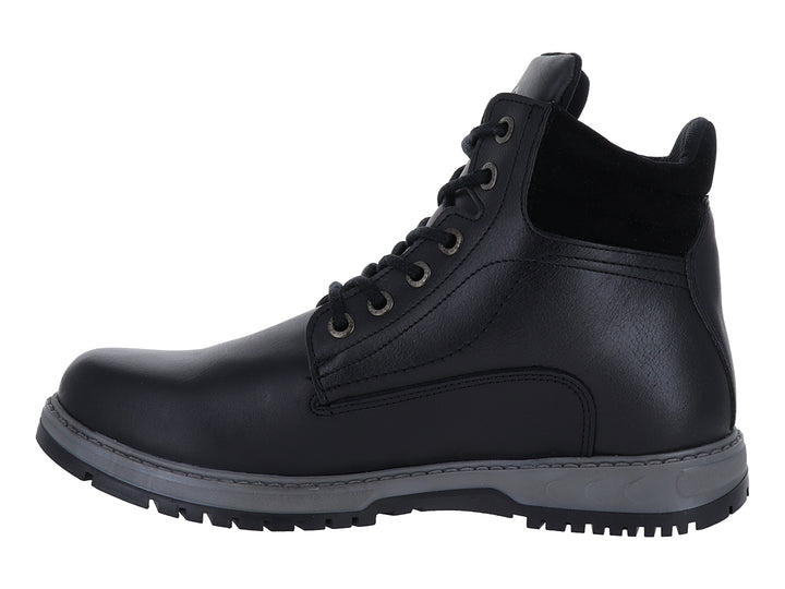 Botín negro marca Jeep con suela gris y cordones negros.