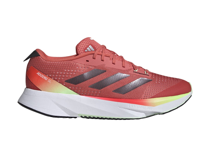 Tenis Adidas Adizero SL en color rojo con detalles en amarillo y suela blanca para correr.