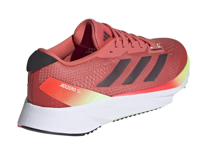 Tenis Adidas Adizero SL en color rojo con detalles en amarillo y suela blanca para correr.