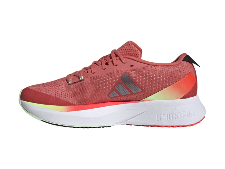 Tenis Adidas Adizero SL en color rojo con detalles en amarillo y suela blanca para correr.