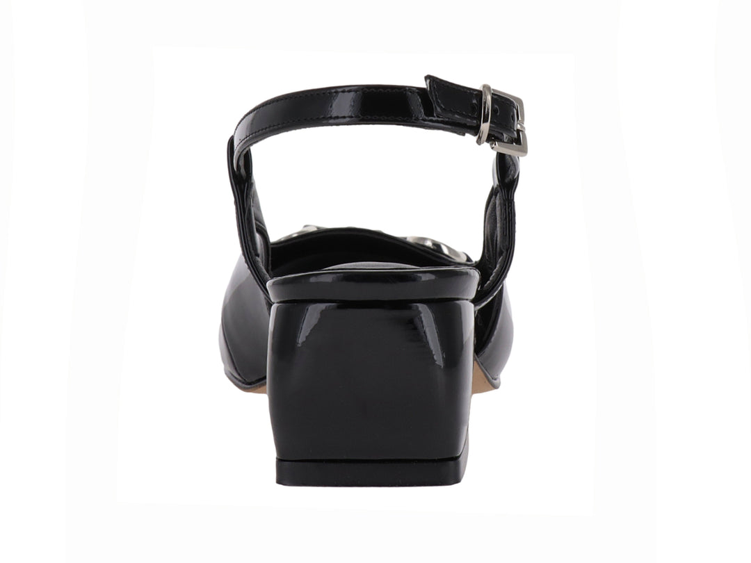 Zapato de tacón bajo en charol negro con hebilla plateada y correa posterior.