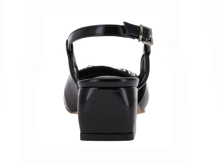 Zapato de tacón bajo en charol negro con hebilla plateada y correa posterior.