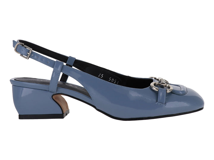 Zapato de tacón cuadrado en color azul charol con hebilla decorativa y correa al tobillo.