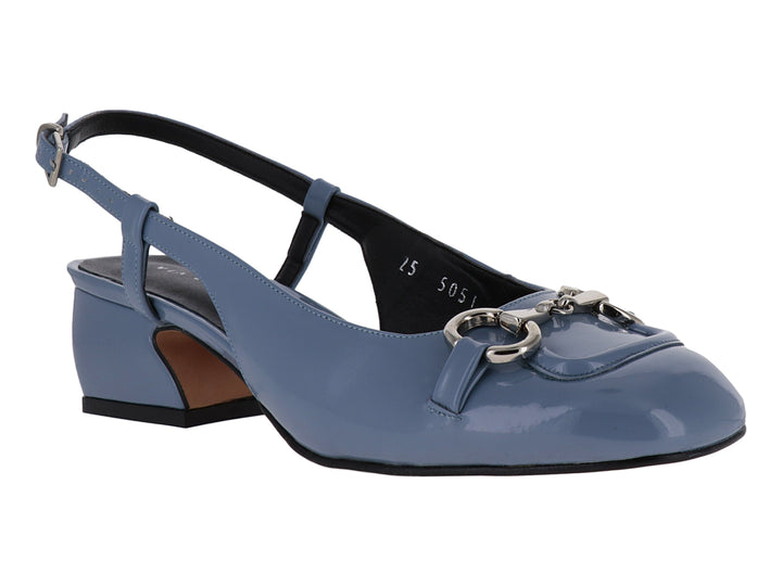 Zapato de tacón cuadrado en color azul charol con hebilla decorativa y correa al tobillo.