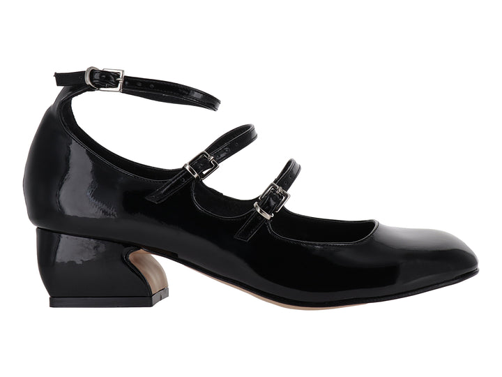 Zapato de tacón bajo en charol negro con tres correas ajustables y hebillas plateadas.