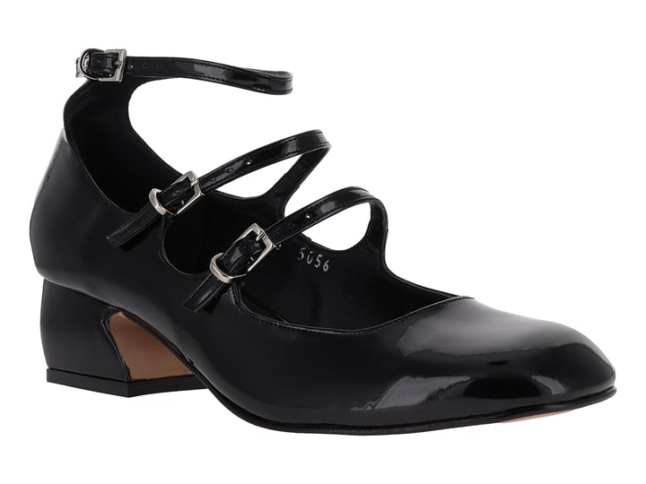 Zapato de tacón bajo en charol negro con tres correas ajustables y hebillas plateadas.