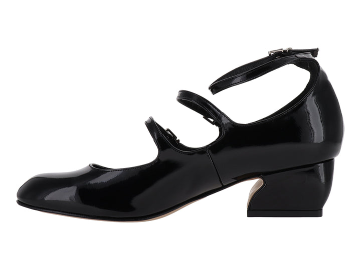 Zapato de tacón bajo en charol negro con tres correas ajustables y hebillas plateadas.