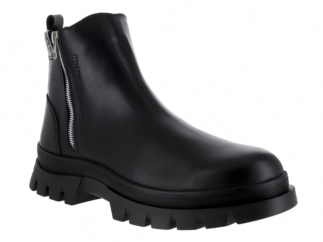 Bota negra de la marca Jeep con cierre lateral plateado y suela gruesa dentada.