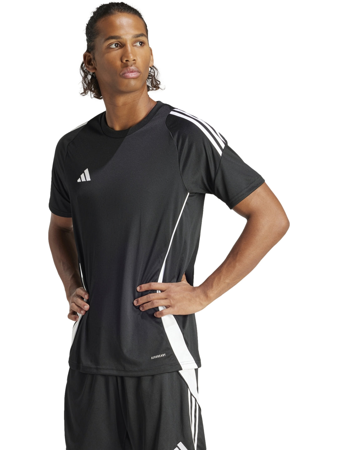 Hombre vistiendo jersey deportivo Adidas color negro con detalles y rayas blancas en los hombros y costados.