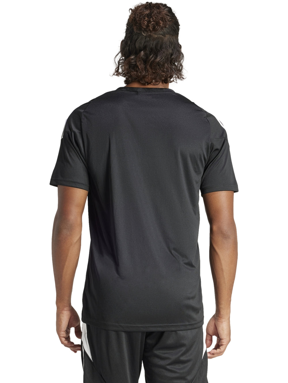 Hombre vistiendo jersey deportivo Adidas color negro con detalles y rayas blancas en los hombros y costados.