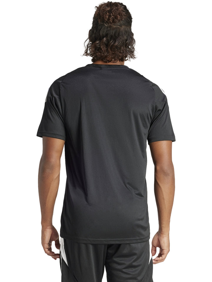 Hombre vistiendo jersey deportivo Adidas color negro con detalles y rayas blancas en los hombros y costados.