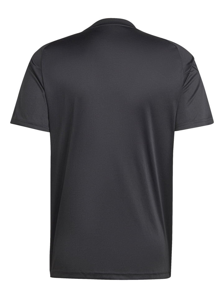 Hombre vistiendo jersey deportivo Adidas color negro con detalles y rayas blancas en los hombros y costados.