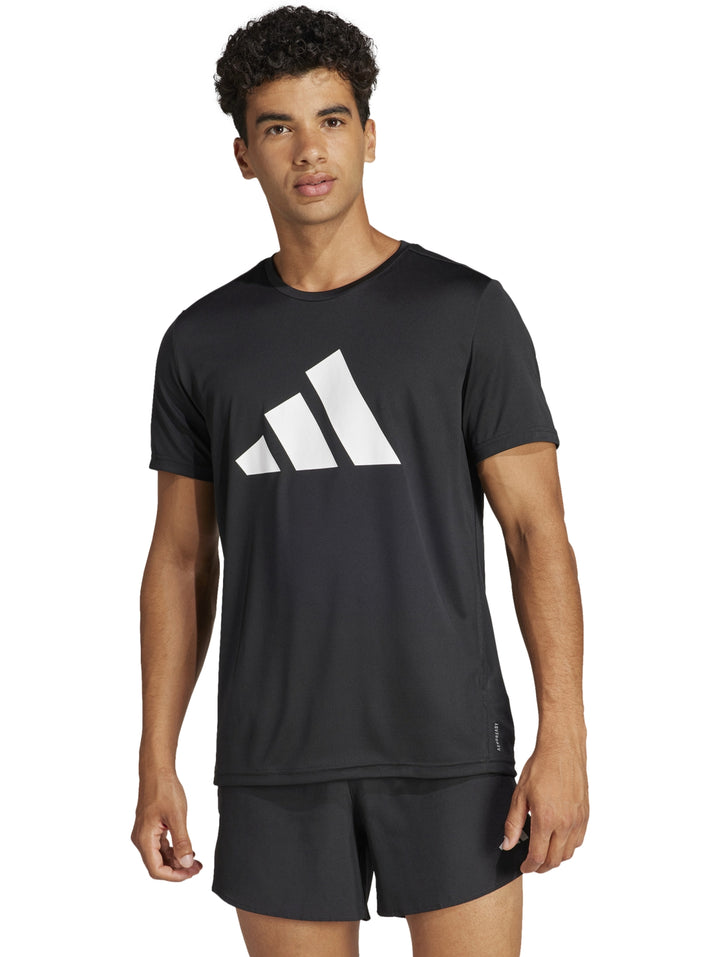 Hombre vistiendo camiseta deportiva negra de manga corta con logotipo blanco de Adidas en el pecho.