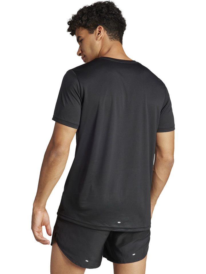 Hombre vistiendo camiseta deportiva negra de manga corta con logotipo blanco de Adidas en el pecho.