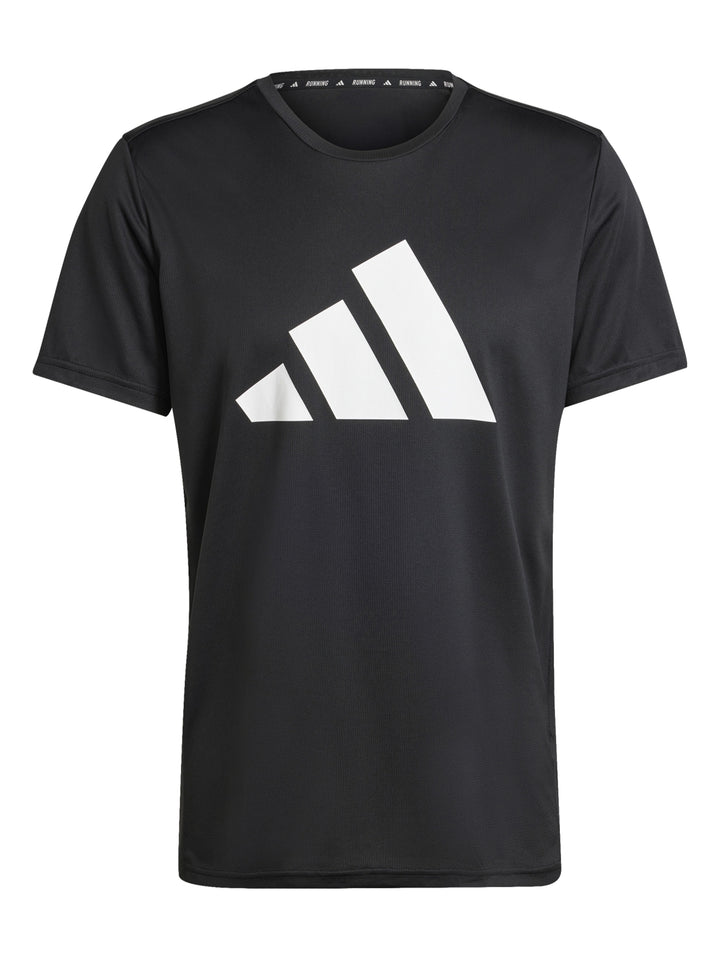 Hombre vistiendo camiseta deportiva negra de manga corta con logotipo blanco de Adidas en el pecho.