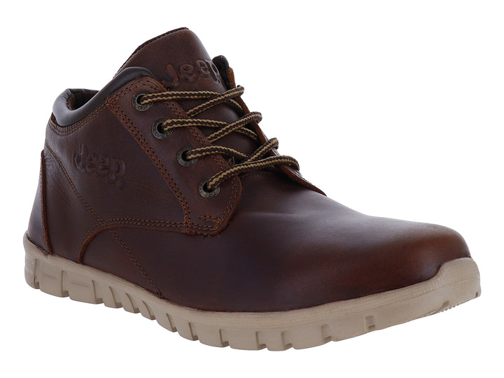 Botín casual de cuero color marrón roble con suela beige y agujetas, marca Jeep.