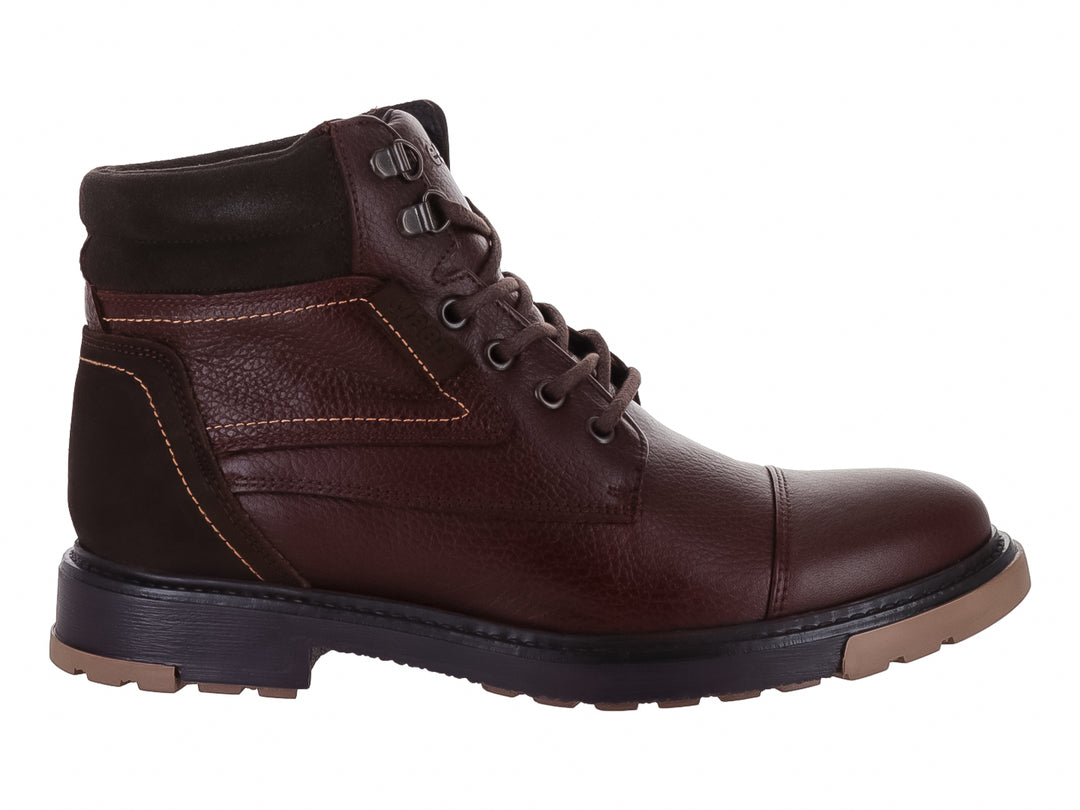 Bota casual color café con textura graneada, cordones y suela negra.
