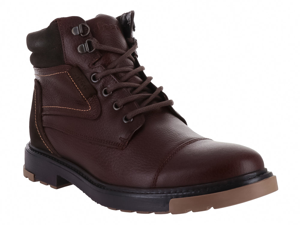 Bota casual color café con textura graneada, cordones y suela negra.