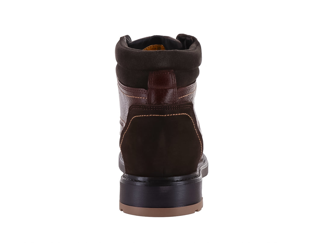 Bota casual color café con textura graneada, cordones y suela negra.