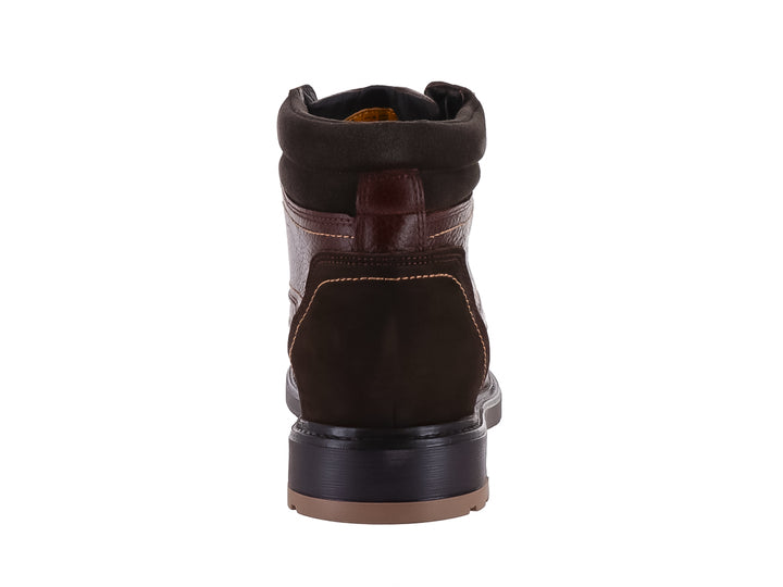 Bota casual color café con textura graneada, cordones y suela negra.