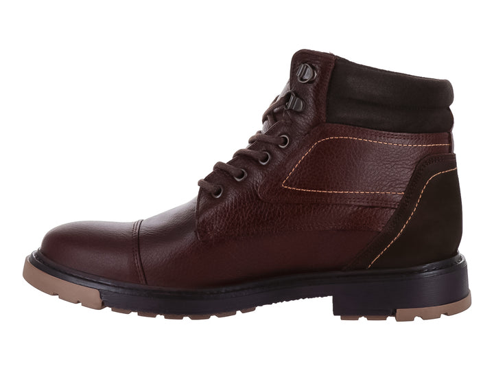 Bota casual color café con textura graneada, cordones y suela negra.