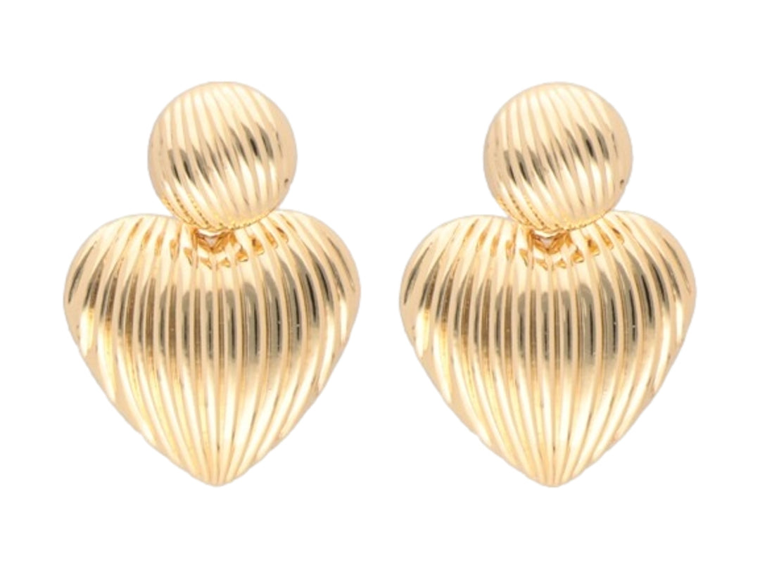 Par de pendientes dorados con diseño de corazón y esfera superior, ambos con textura acanalada brillante.