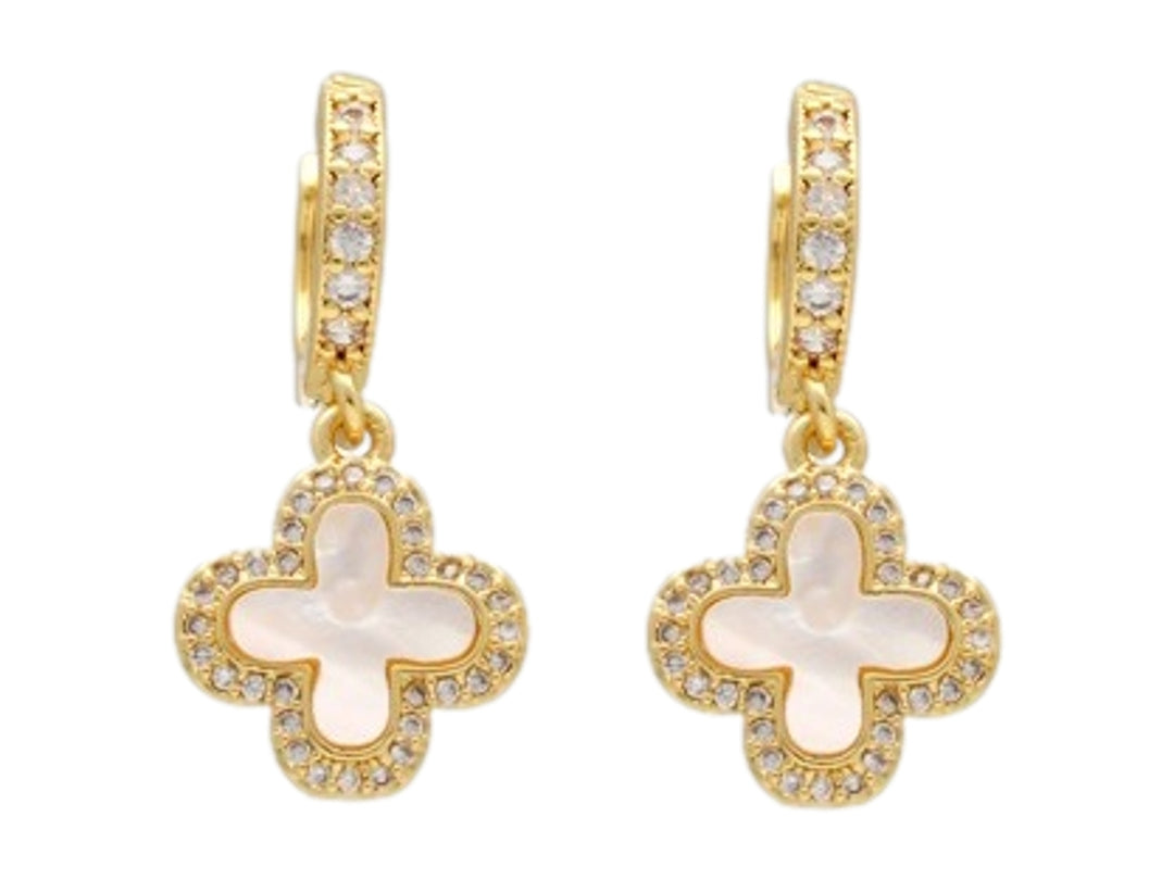 Par de aretes dorados con dije en forma de trébol blanco y bordes de cristales.