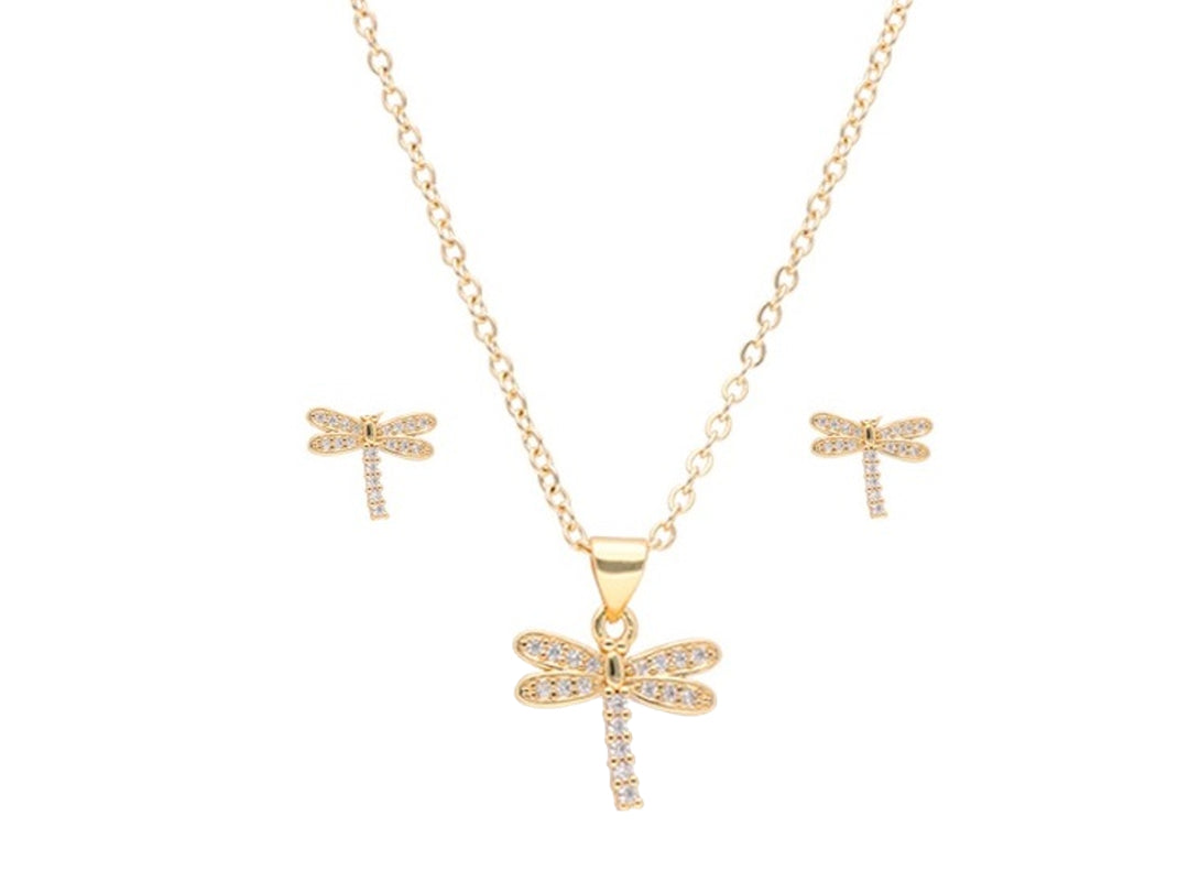 Set de joyería dorado con collar y aretes en forma de libélula con detalles brillantes.