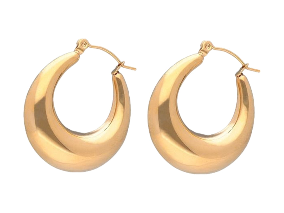 Par de aretes de aro gruesos en color dorado con acabado brillante.