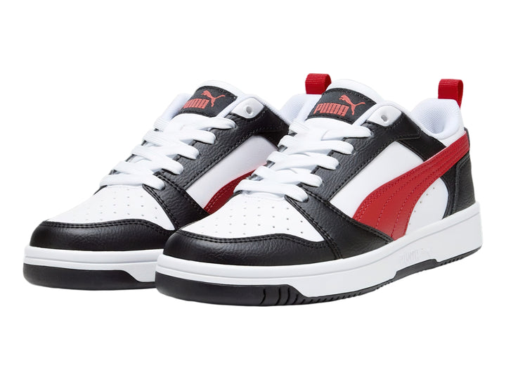 Tenis PUMA Rebound V6 Lo JR para niños en colores blanco, negro y rojo con suela blanca.