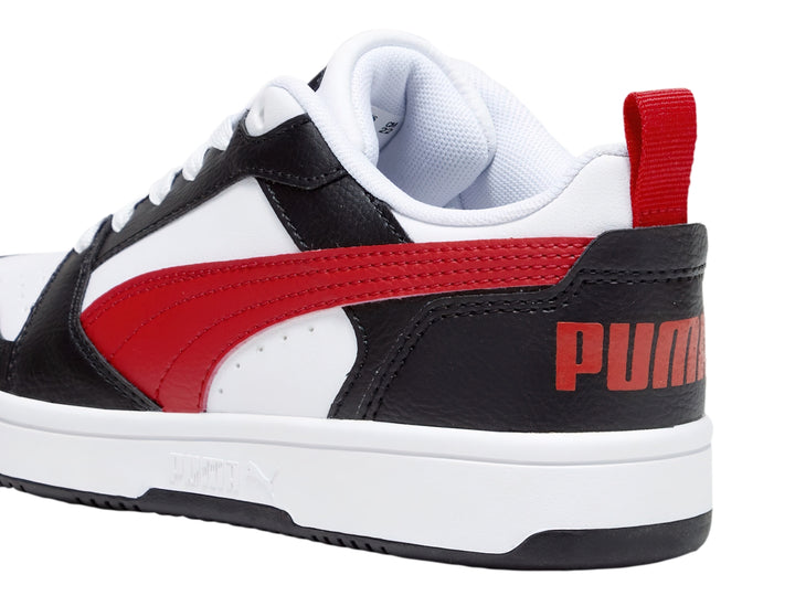 Tenis PUMA Rebound V6 Lo JR para niños en colores blanco, negro y rojo con suela blanca.