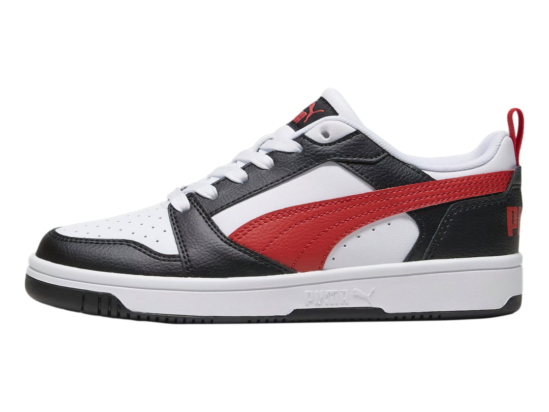 Tenis PUMA Rebound V6 Lo JR para niños en colores blanco, negro y rojo con suela blanca.