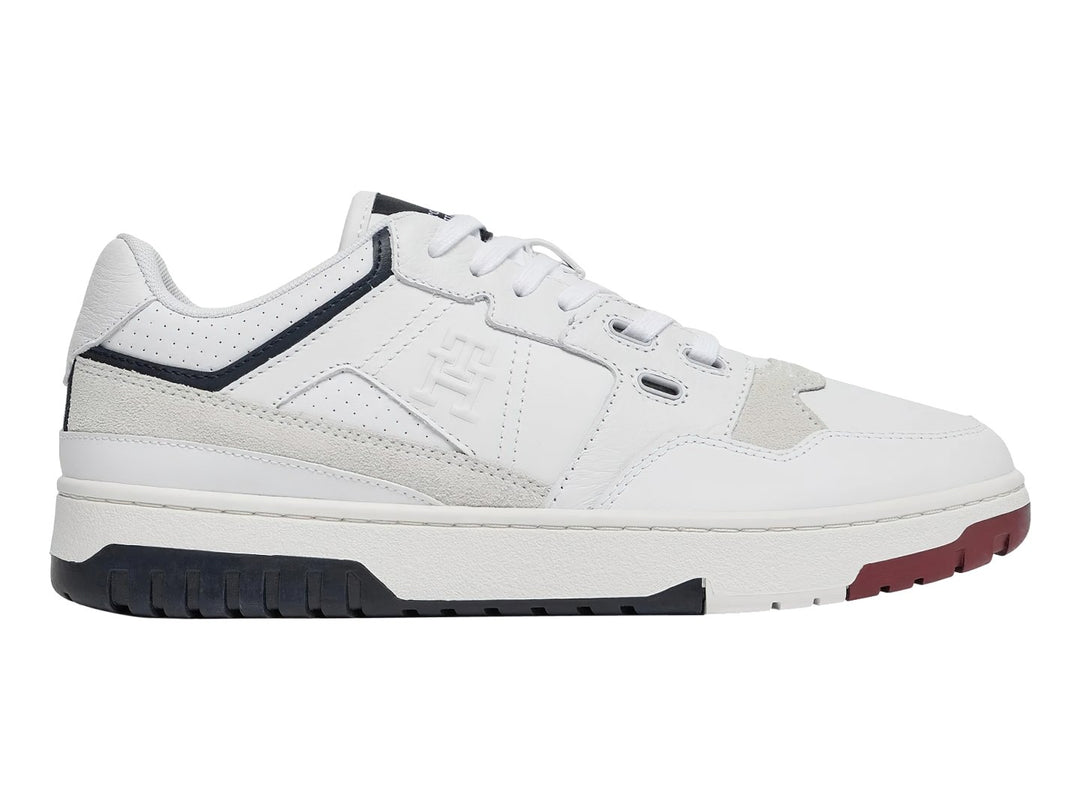 Tenis blancos Tommy Hilfiger de corte bajo con detalles en azul marino y rojo en la suela.