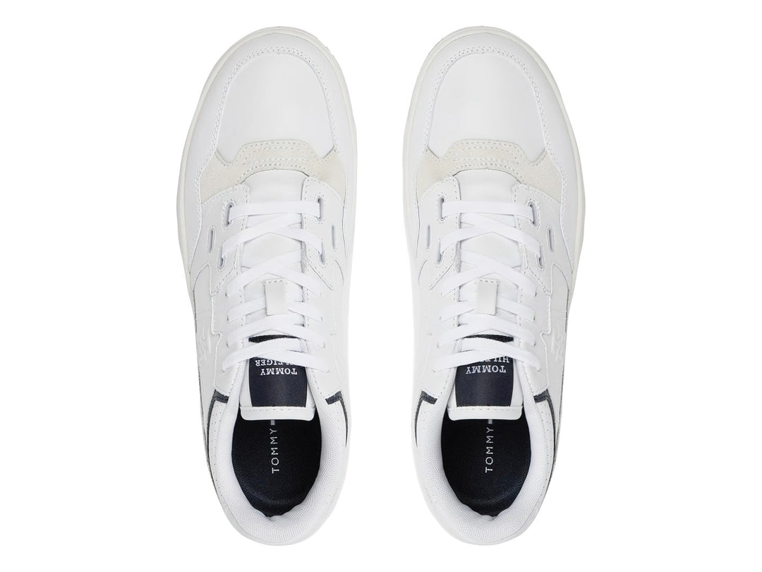 Tenis blancos Tommy Hilfiger de corte bajo con detalles en azul marino y rojo en la suela.