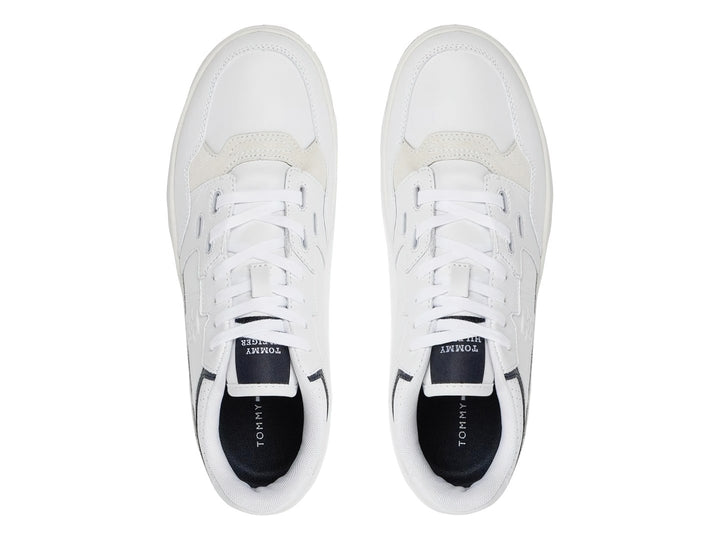 Tenis blancos Tommy Hilfiger de corte bajo con detalles en azul marino y rojo en la suela.