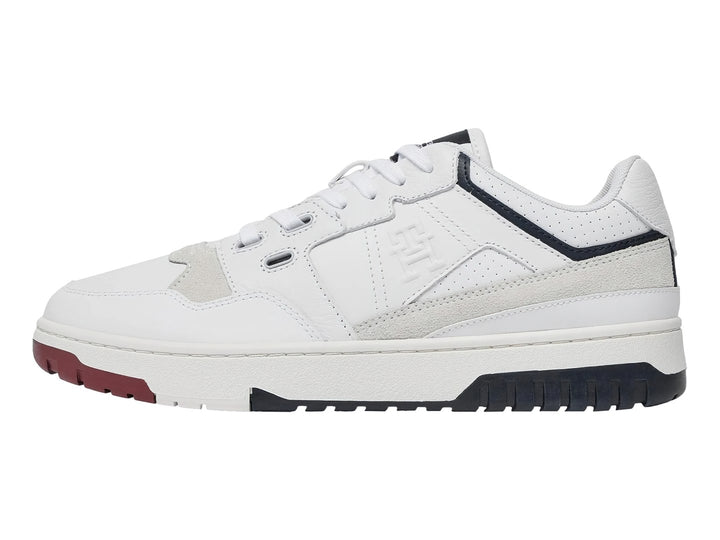 Tenis blancos Tommy Hilfiger de corte bajo con detalles en azul marino y rojo en la suela.