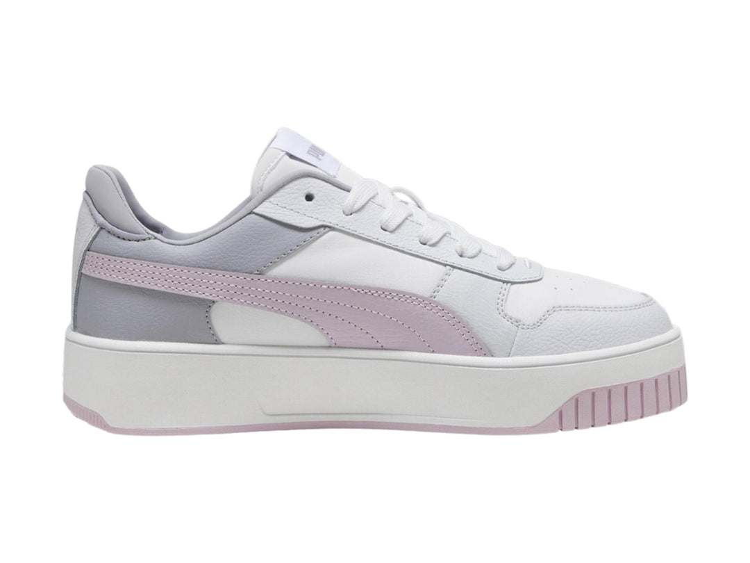 Tenis PUMA Carina Street blancos con detalles en morado y plateado y suela de plataforma blanca.