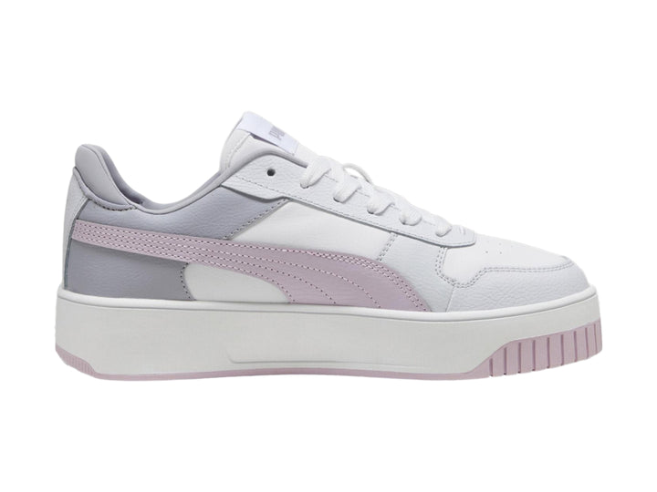 Tenis PUMA Carina Street blancos con detalles en morado y plateado y suela de plataforma blanca.