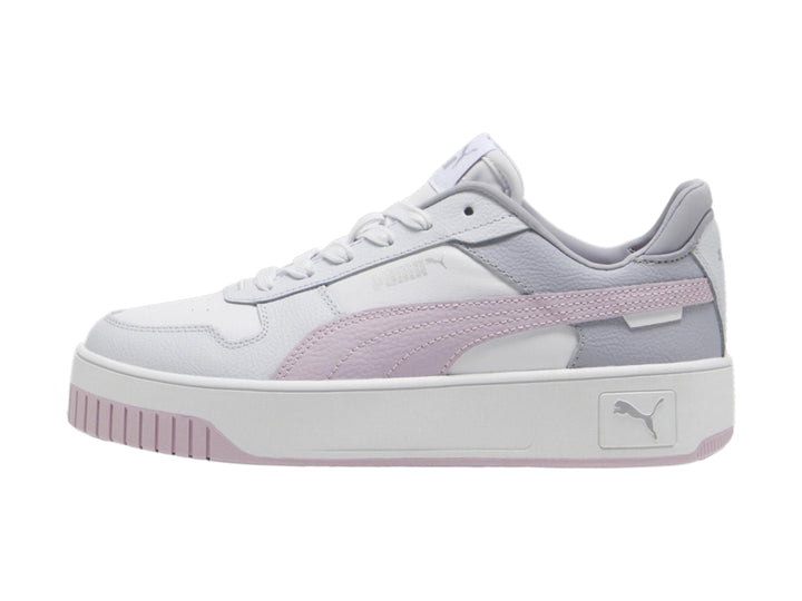 Tenis PUMA Carina Street blancos con detalles en morado y plateado y suela de plataforma blanca.
